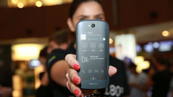 شركة YotaDevices تطلق الجيل الثاني من هاتفها الذكي مزدوج الشاشة YotaPhone