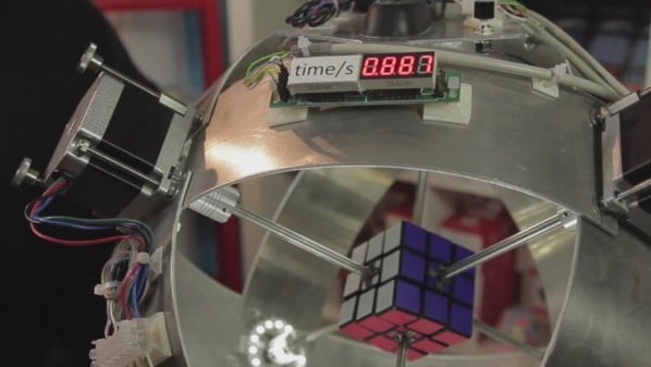 روبوت يتمكن من حل لغز "مكعب روبيك" بأجزاء من الثانية