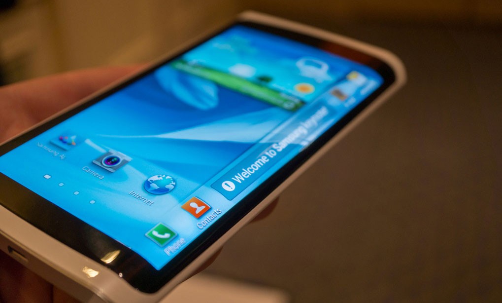 سامسونج تخطط لإطلاق هاتف بشاشة منحنية بثلاثة جوانب