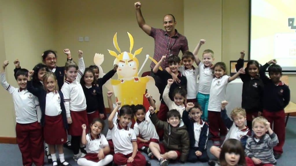عمرو مع الأطفال مصدر إلهامه في أحد المدارس