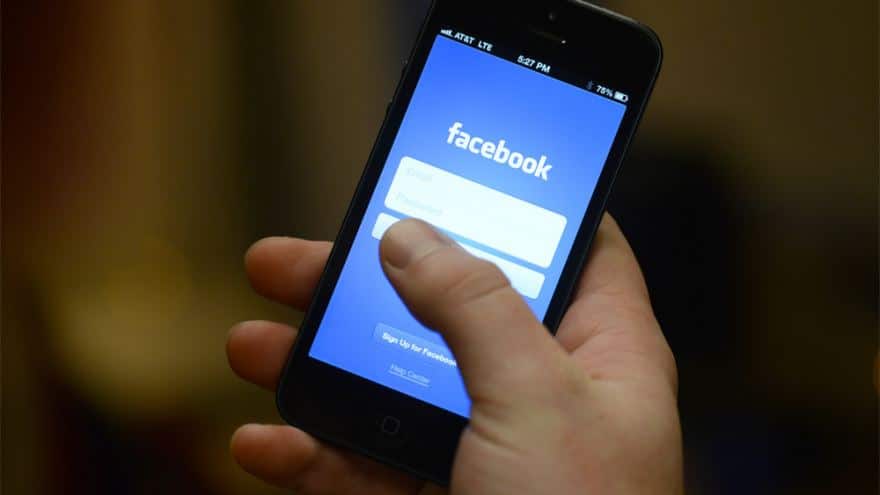 فيس بوك تختبر ميزة الإشعارات الموجهة بدلاً من الإشارة للأصدقاء Facebook-880x495