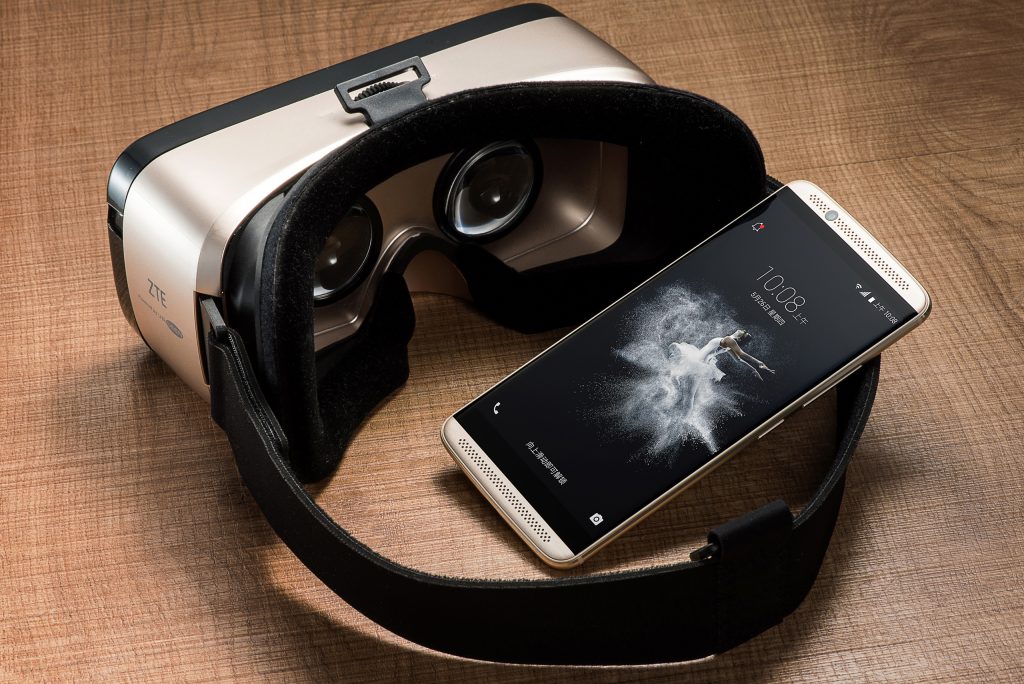 ZTE تعلن عن الهاتف الذكي Axon 7 ونظارة الواقع الافتراضي ZTE VR