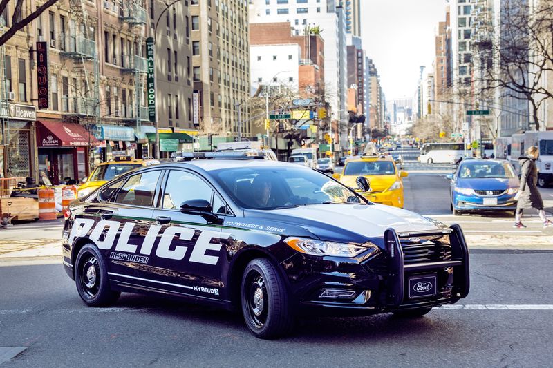 فورد توفر سيارة شرطة هجينة مصممة للملاحقات Police_Responder_Hybrid_Sedan_5