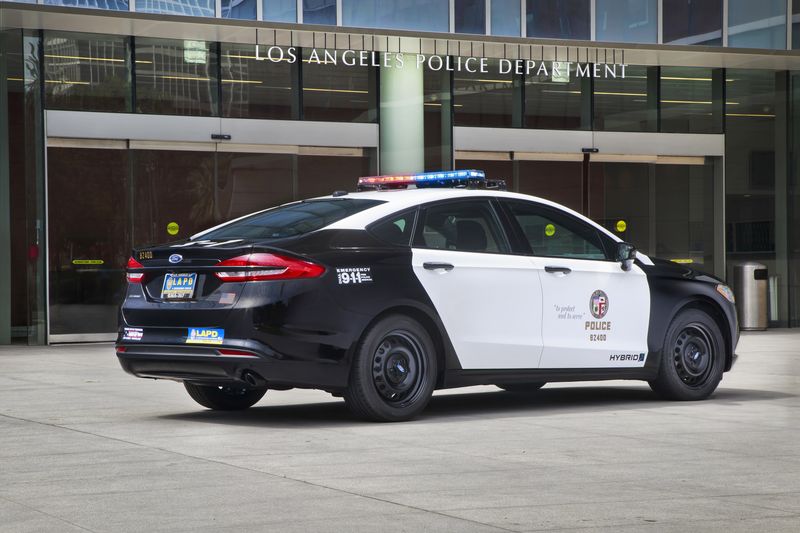 فورد توفر سيارة شرطة هجينة مصممة للملاحقات Police_Responder_Hybrid_Sedan_9