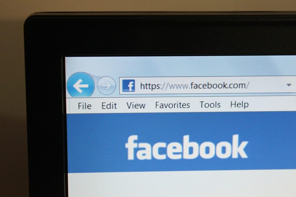 فيسبوك تعتزم التقليل من أهمية روابط المواقع المضللة والإعلانات