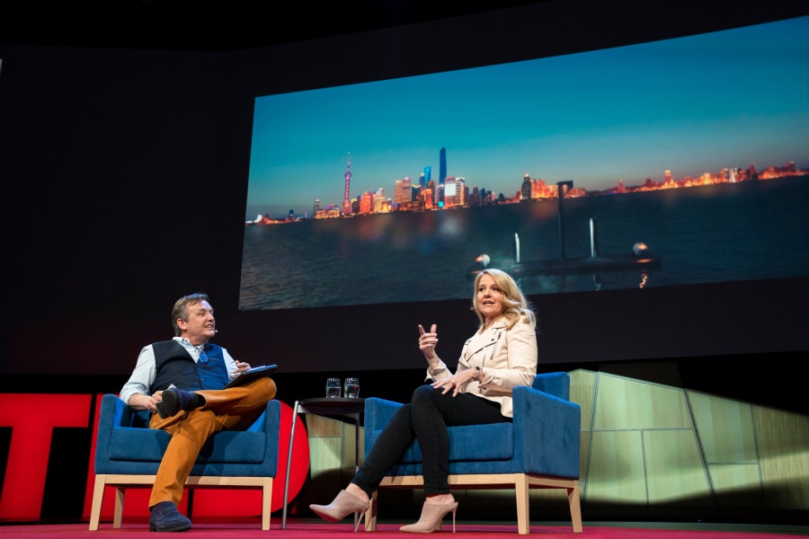 غوين شوتويل رئيسة سبيس إكس خلال كلمتها في مؤتمر تيد في فانكوفر