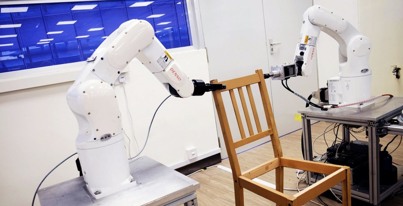 روبوت يقوم بتجميع كرسي من ايكيا بالكامل خلال دقائق