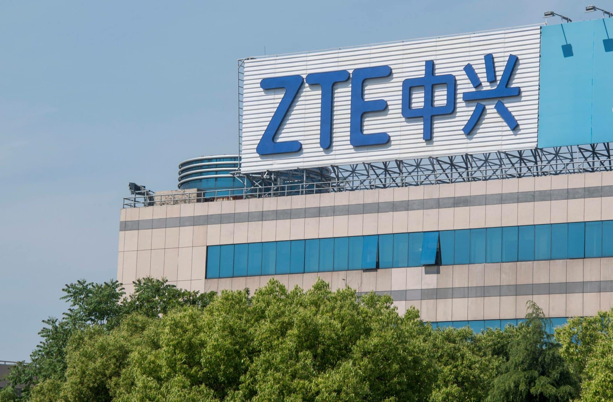 شركة ZTE تعلن وقف أنشطتها بسبب العقوبات الأمريكية