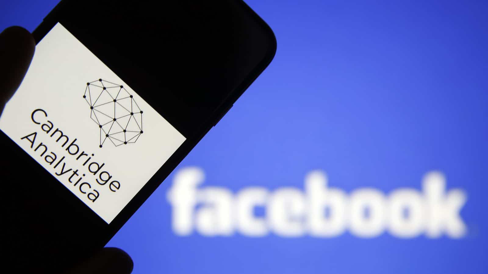 التحقيقات مستمرة في قضية بيانات فيسبوك وكامبريدج أناليتيكيا