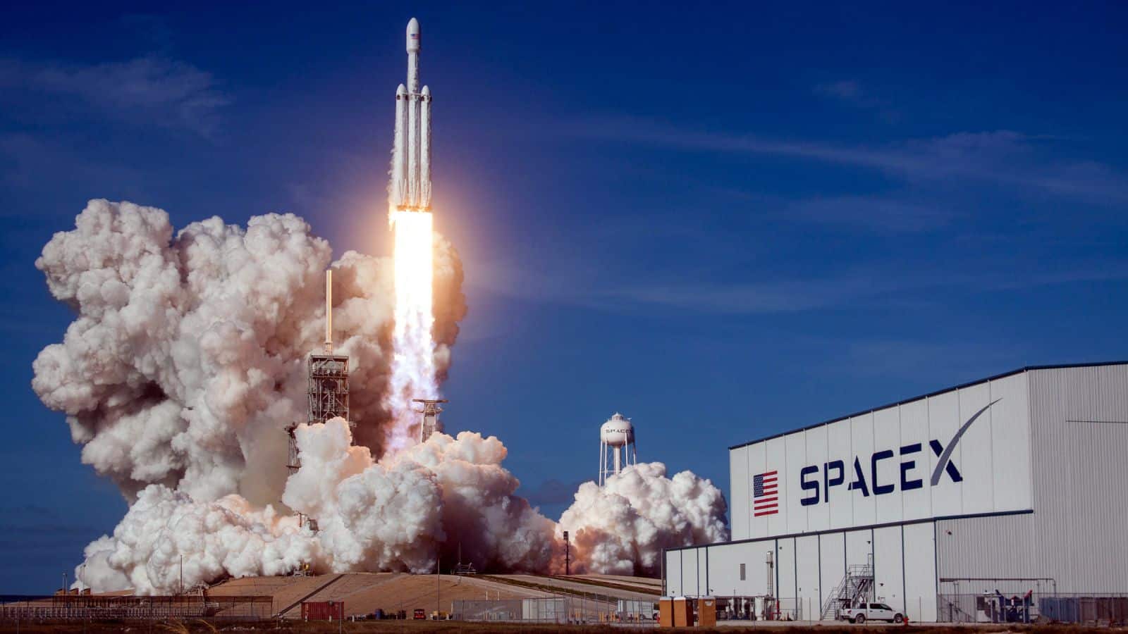 سبيس إكس تفوز بعقد عسكري لإطلاق قمر صناعي على متن صاروخ فالكون هيفي