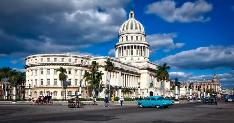 كوبا بدأت أخيرا في إتاحة الإنترنت عبر الهاتف المحمول لمواطنيها