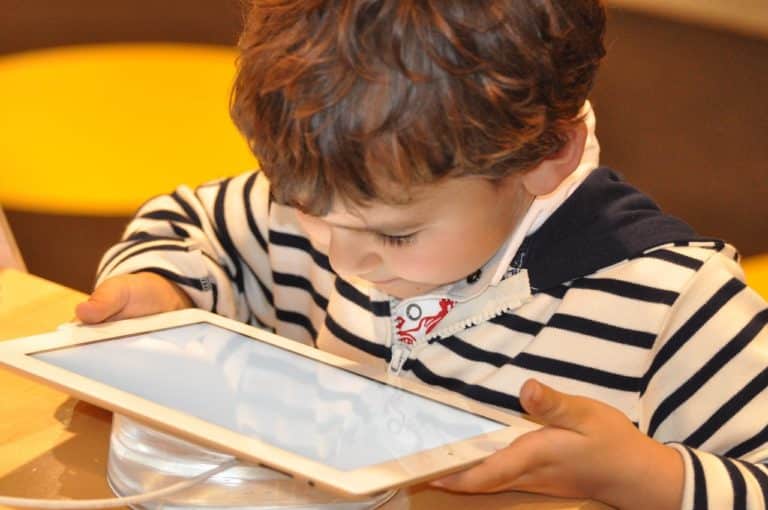 الكونغرس الأمريكي يقترح تخصيص 65 مليون دولار لدراسة تأثير التكنولوجيا على الأطفال