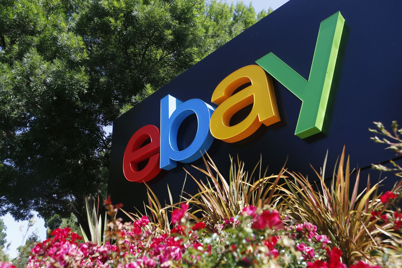 منصة eBay تتهم أمازون بمحاولة جذب بائعيها المستقلين