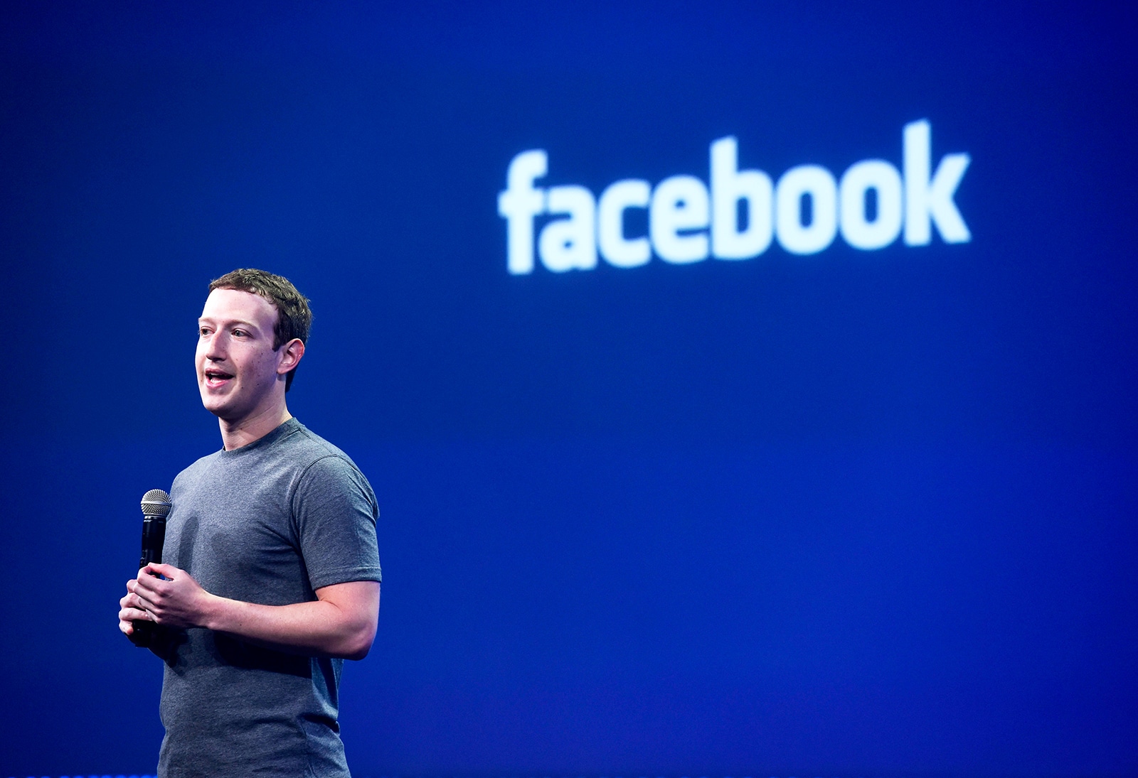 مستثمرو فيسبوك يطالبون مارك زوكربيرج بالاستقالة