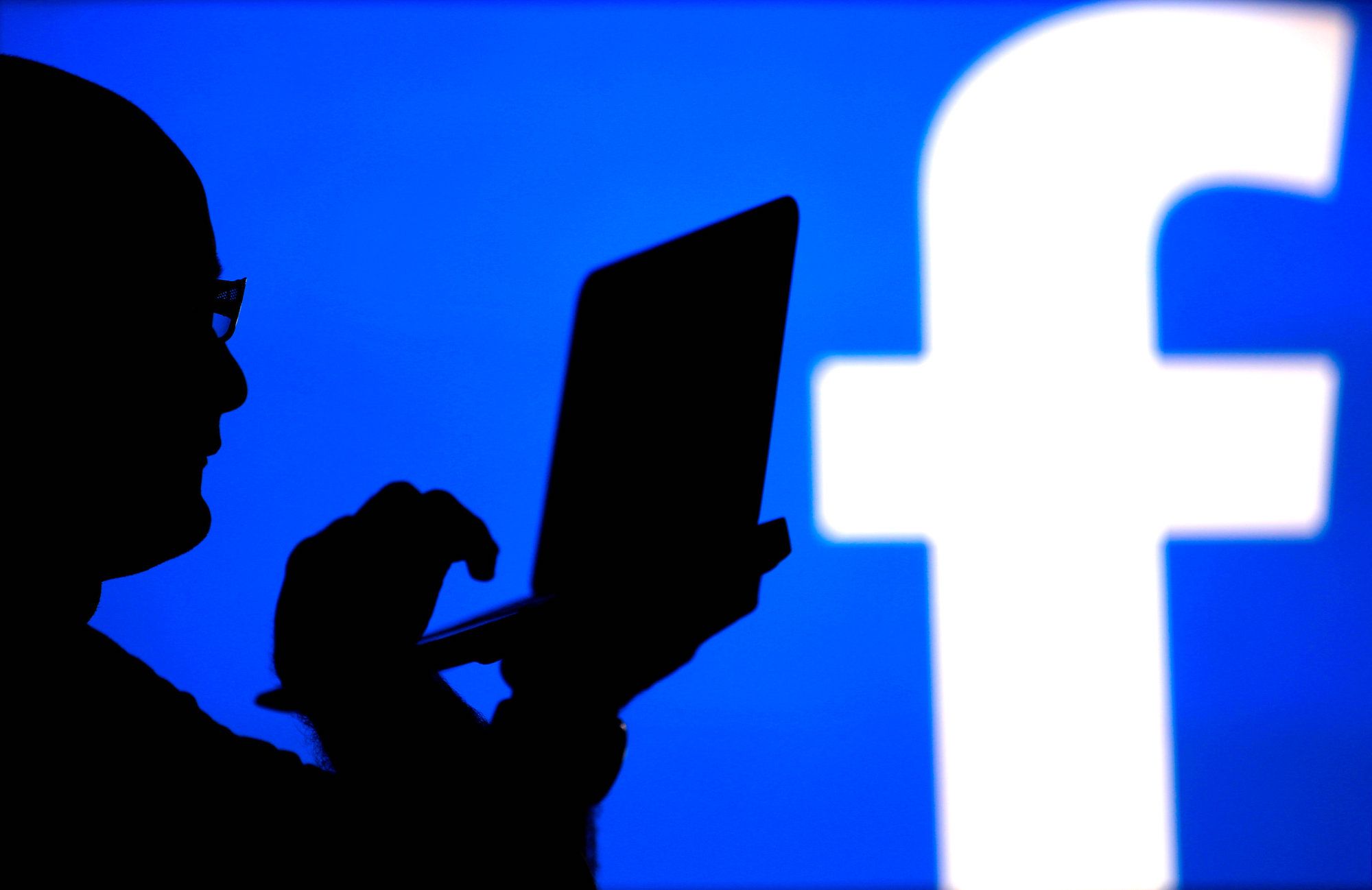الرسائل الخاصة من آلاف حسابات فيسبوك معروضة للبيع