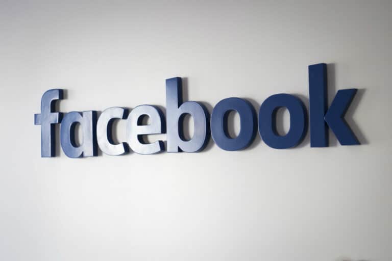 فيسبوك تدفع 100 مليون دولار في اتفاق مالي إيطالي