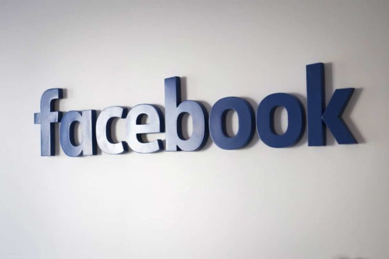 إيطاليا تفرض غرامة على فيسبوك لبيع بيانات المستخدمين