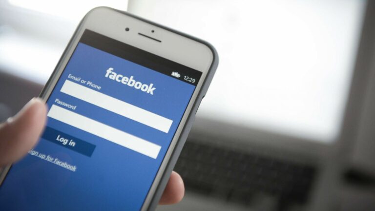 فيسبوك تزيل صفحات وحسابات مرتبطة بروسيا