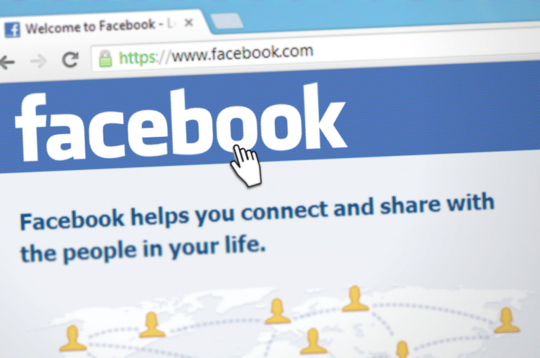 فيسبوك تحظر مليون حساب مزيف كل يوم