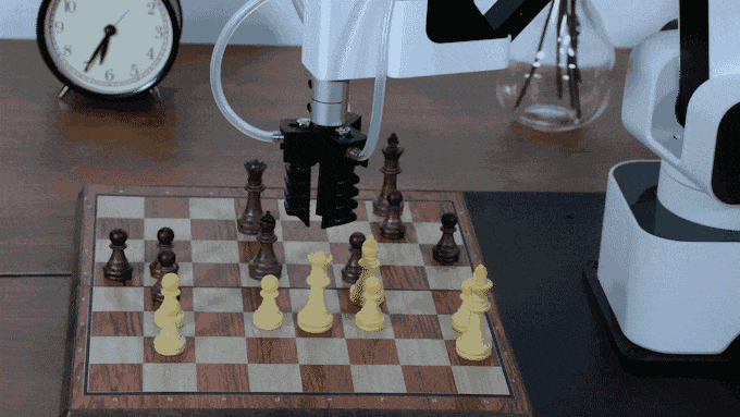 Hexbot.. ذراع روبوت مكتبي يرسم ويلعب الشطرنج ويطبع مجسمات ثلاثية الأبعاد