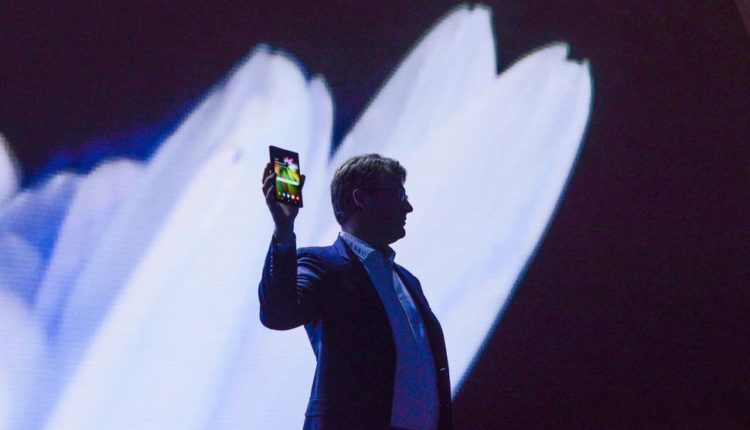 جاستن دينيسون Justin Denison، نائب رئيس سامسونج، يعرض شاشة Infinity Flex الجديدة من الشركة وأول هاتف قابل للطي.