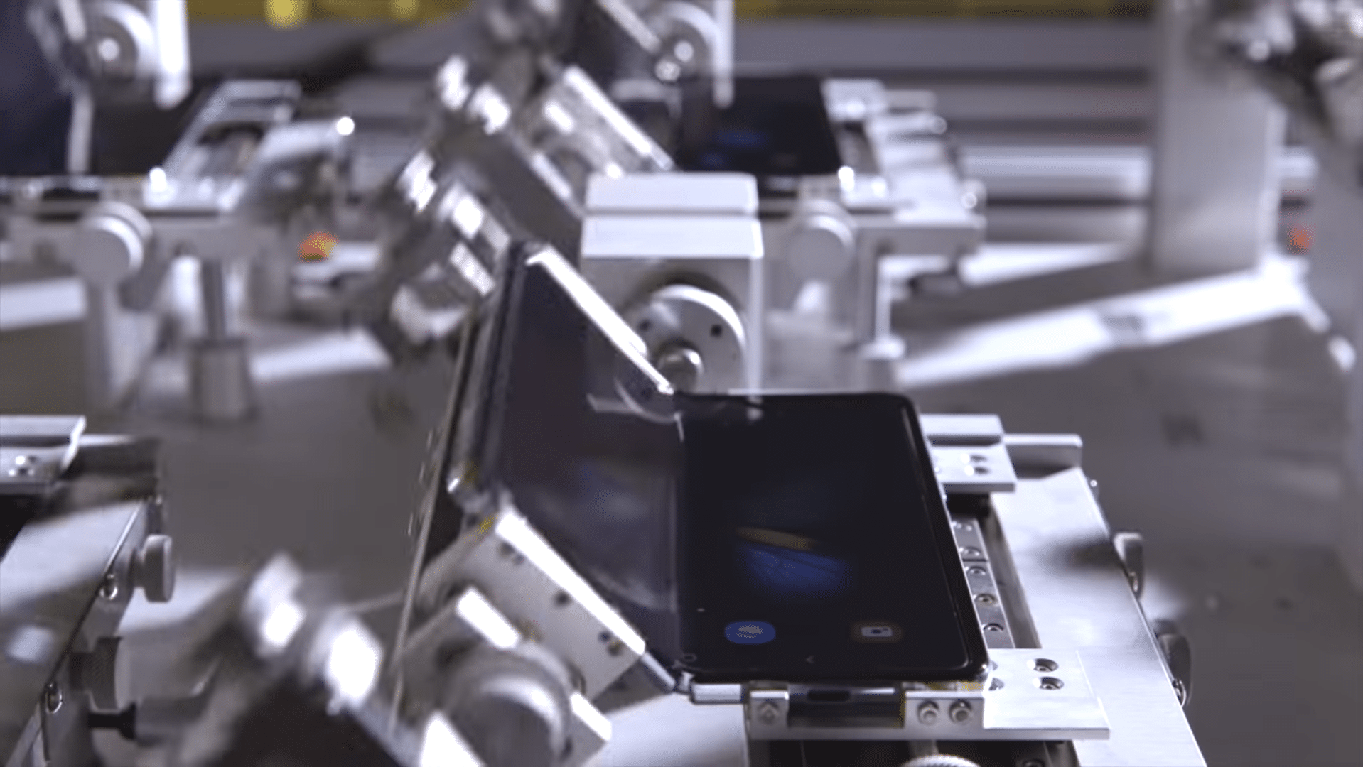 شاهد فيديو اختبار الطي لهاتف Galaxy Fold من سامسونج
