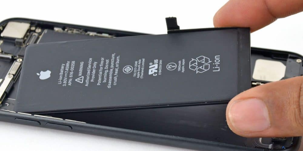 آبل تسمح بإصلاح هواتف آيفون ذات البطاريات الخارجية في متاجرها
