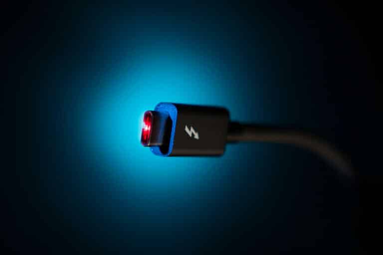 USB4 يدعم Thunderbolt ويوفر ضعف سرعة USB 3.2
