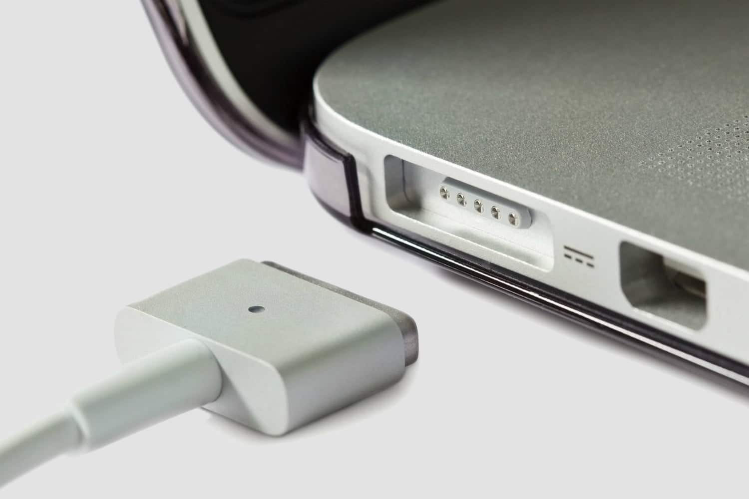 آبل تعيد اختراع MagSafe لأجهزة آيفون وآيباد وماك