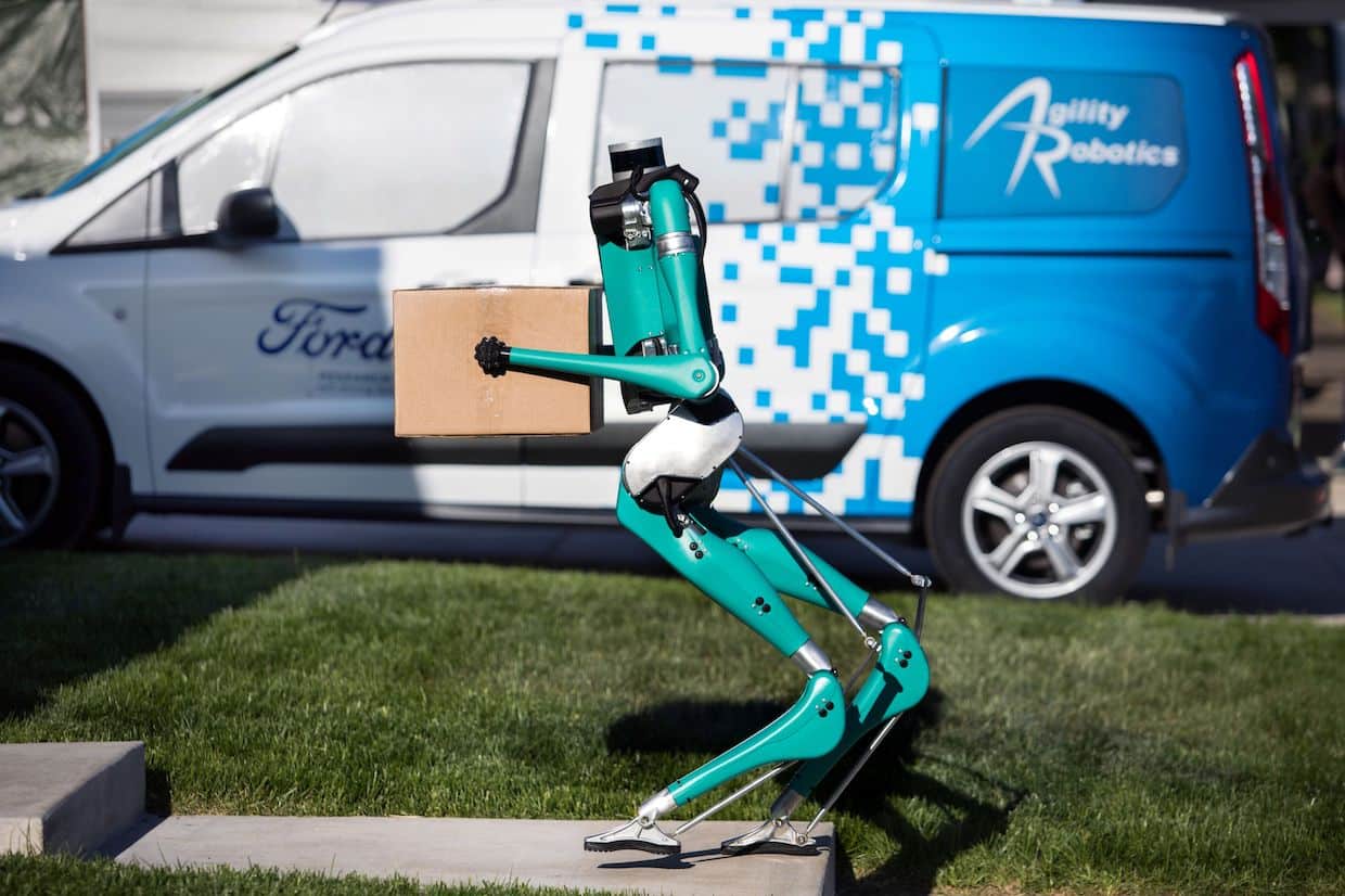 فورد تعرض روبوتًا مع سيارة ذاتية القيادة لتسليم الطرود