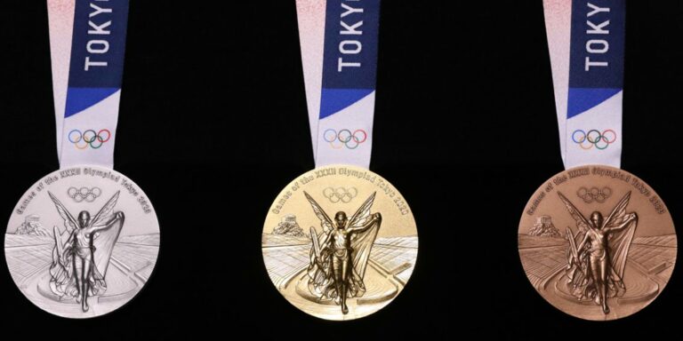 اليابان تصنع ميداليات الأولمبياد من مخلفات الهواتف المحمولة