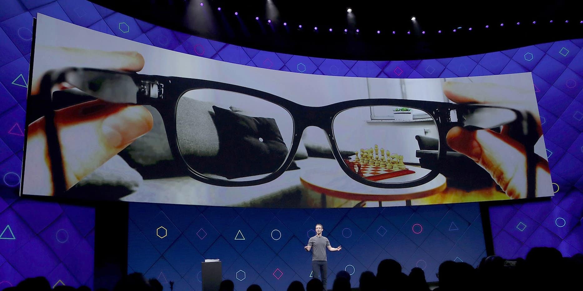 فيسبوك تطور نظارات ذكية لتحل محل هاتفك