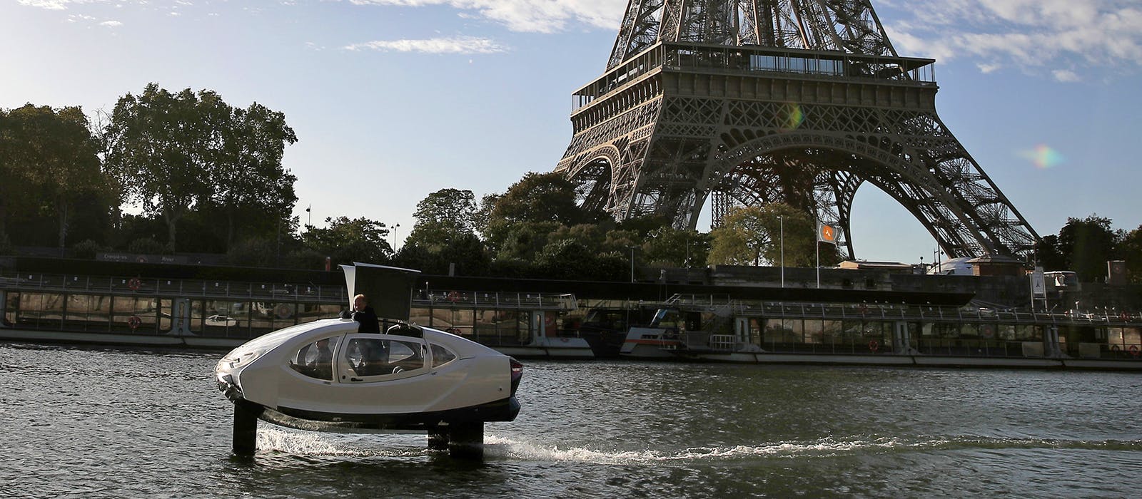 باريس تختبر سيارة أجرة مائية على شكل فقاعة