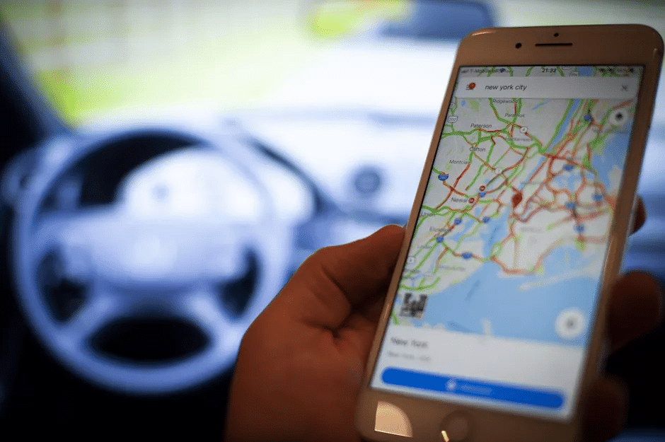 كيف يمكنك الإبلاغ عن الحوادث وحالة المرور عبر تطبيق خرائط جوجل؟