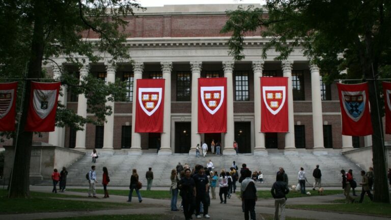 كيف تبدأ تعليمك في جامعة هارفارد مجانًا من المنزل؟