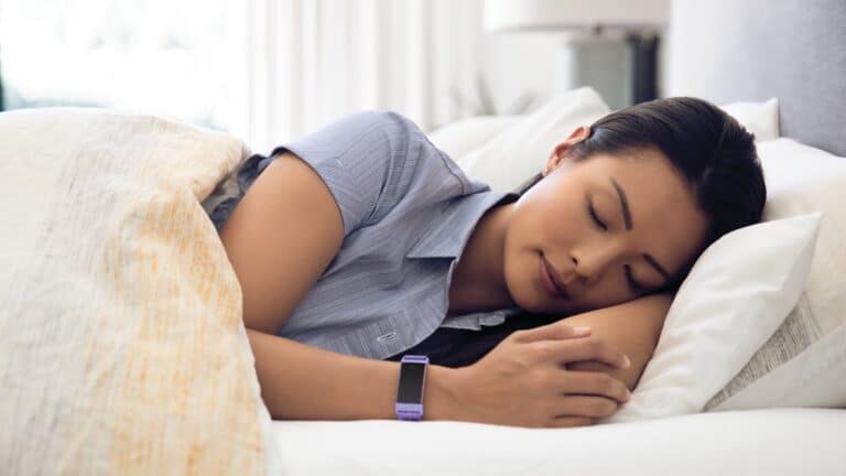 كيفية تتبع النوم باستخدام ساعة Fitbit الذكية
