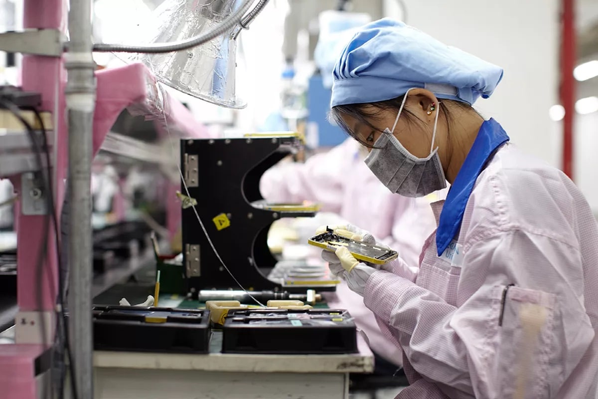 كيف تحافظ شركة Foxconn على سلامة عمالها في الصين؟