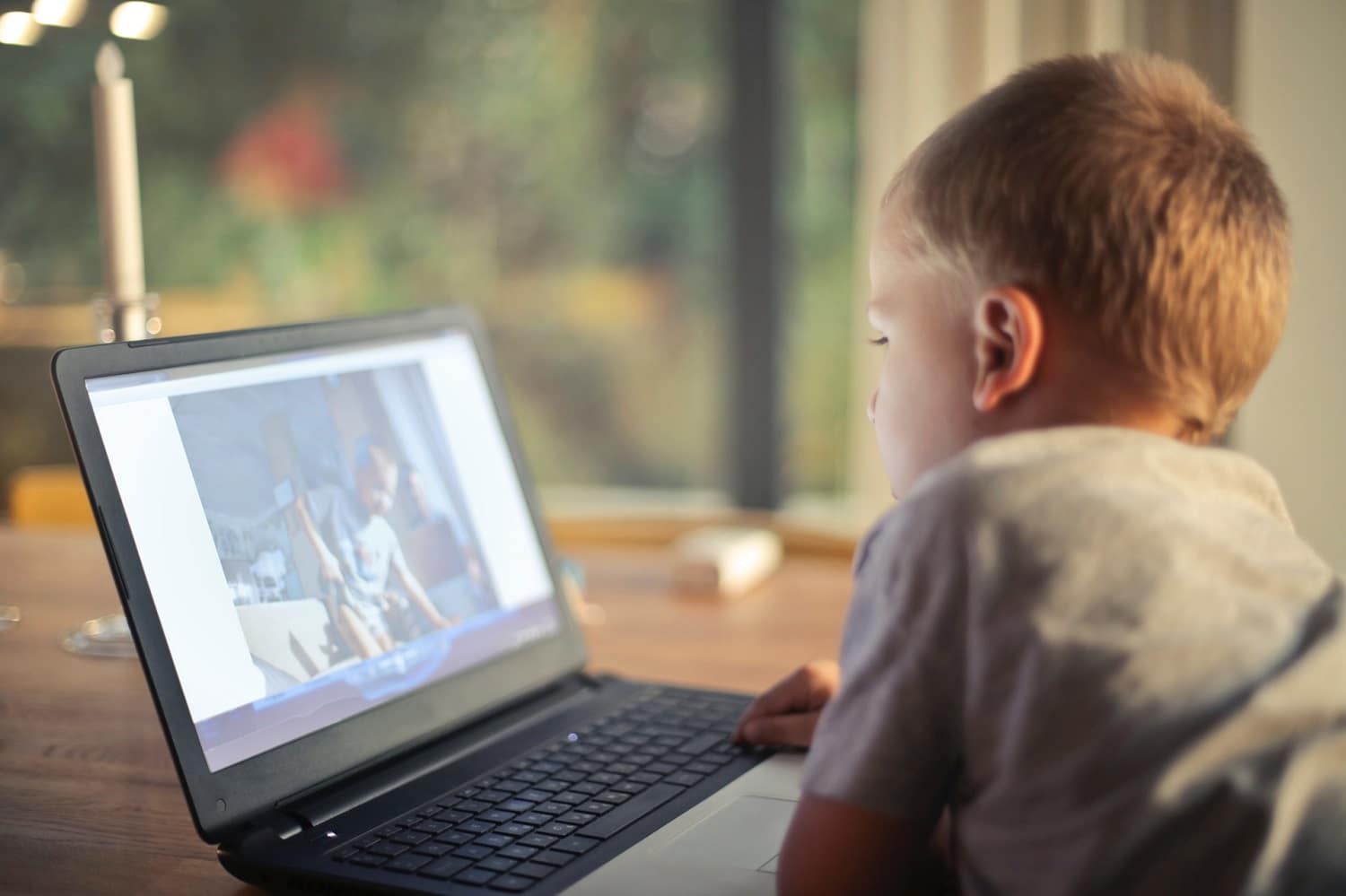 كيف تحافظ على أمان أطفالك باستخدام أدوات المراقبة الأبوية في ويندوز 10