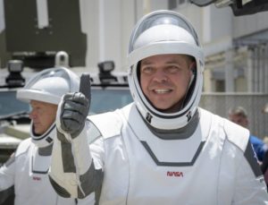رائدا الفضاء في وكالة ناسا (Robert Behnken و Douglas Hurley) يرتديان بدلات الفضاء ويغادرون مبنى العمليات (Neil A).
