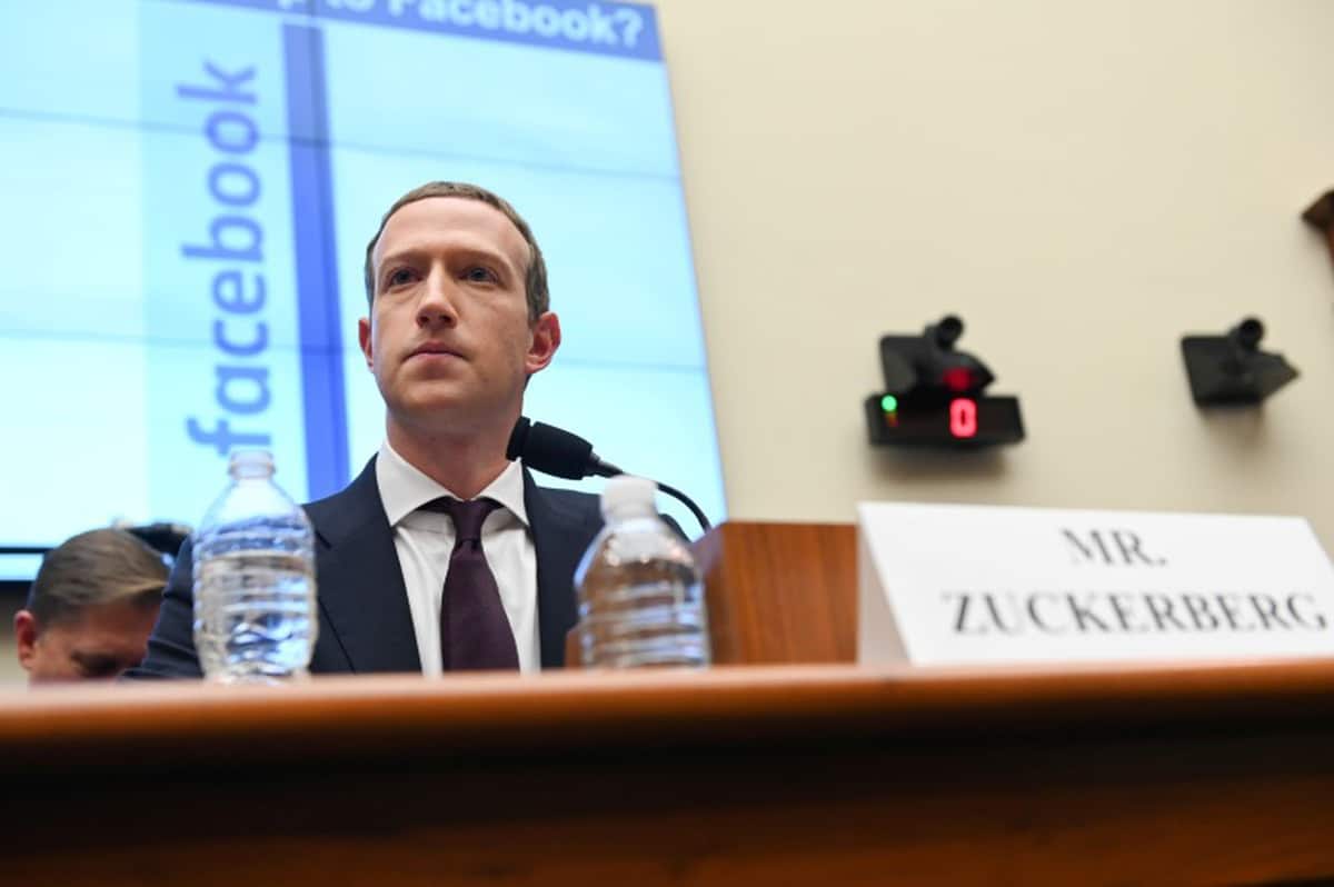 زوكربيرج يواجه رد فعل عنيف من موظفي فيسبوك