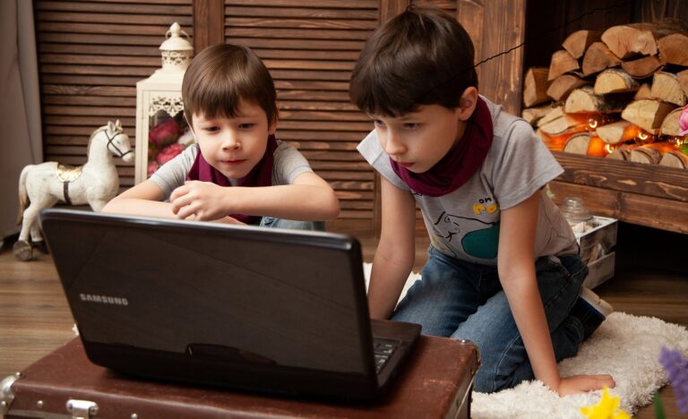كيف يمكنك تفعيل وضع تقييد المحتوى في يوتيوب عند استخدام الأطفال لجهازك؟