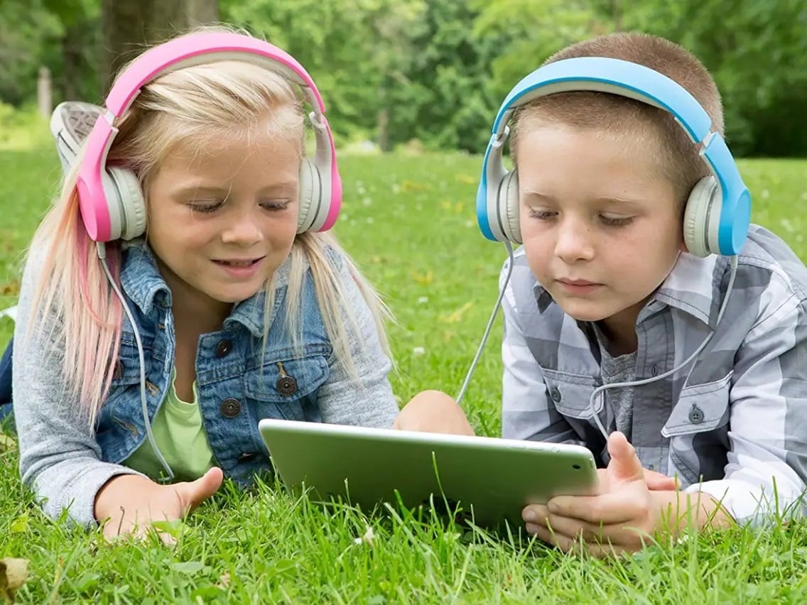4 نصائح تساعد الآباء في تجنب فقدان أطفالهم للسمع عند استخدام سماعات الرأس