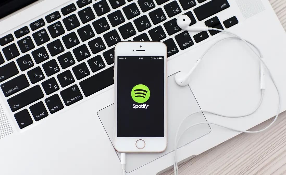 كيف يمكنك تنزيل الموسيقى من Spotify للاستماع إليها دون اتصال؟
