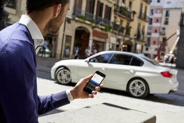 كيف يمكنك استخدام هاتفك الذكي للوصول إلى مكان وقوف سيارتك؟