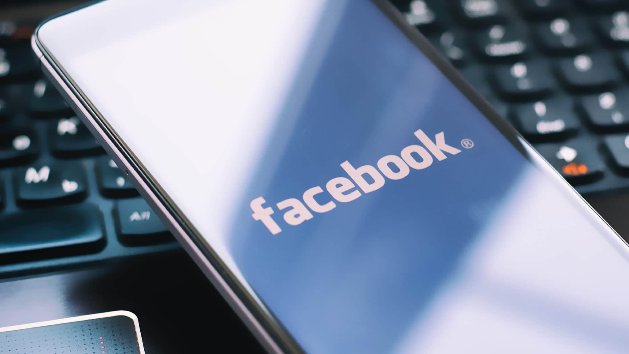 كيف تقوم فيسبوك بتسهيل إدارة الأعمال التجارية عبر الإنترنت؟