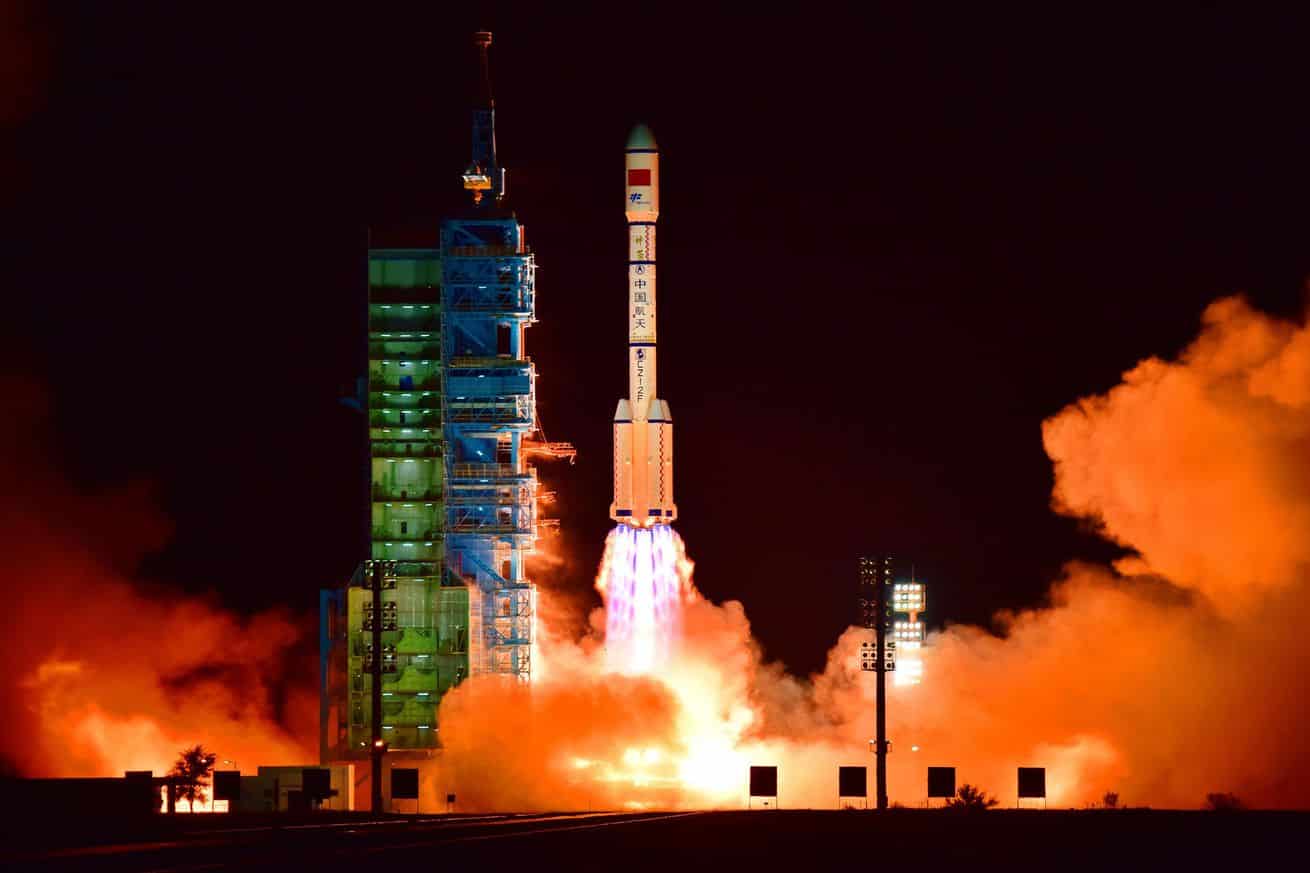 الصين تحتفل بالهبوط الآمن للمركبة الفضائية السرية