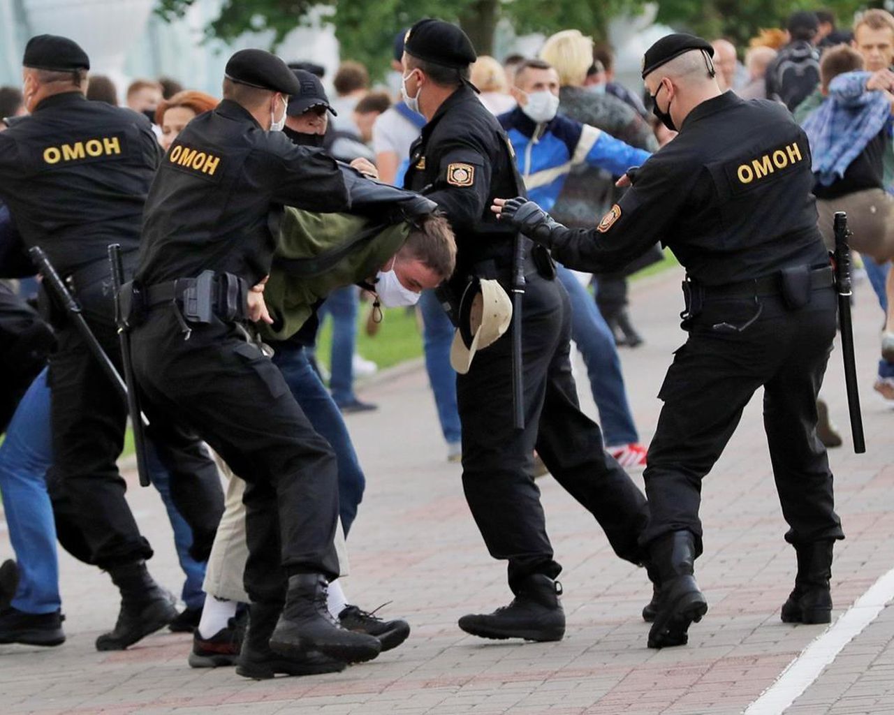 تسريب تفاصيل ضباط الشرطة في بيلاروسيا