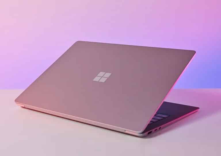 مايكروسوفت تطور حاسب Surface محمول جديد