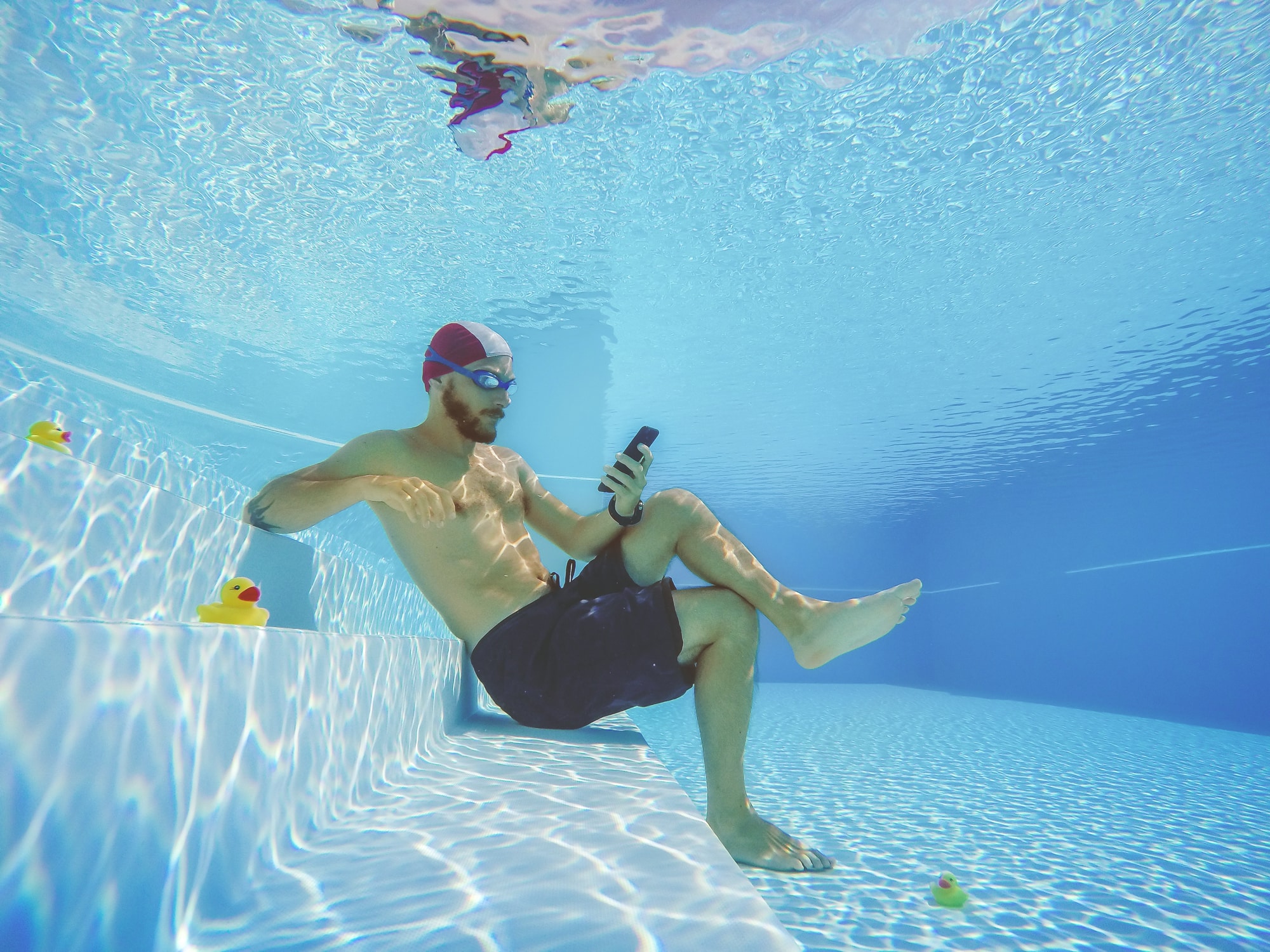 كيفية التقاط الصور تحت الماء باستخدام الهاتف الذكي