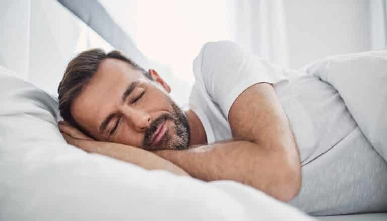 هل تحتاج حقًا إلى جهاز أو تطبيق لتحسين عادات النوم الخاص بك؟